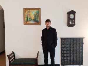 Comunicare multiplă cu același mesaj - Vlad Augustin sincronizează serviciile EKoGroup: totemurile 4K, steagurile stradale și presa digitală